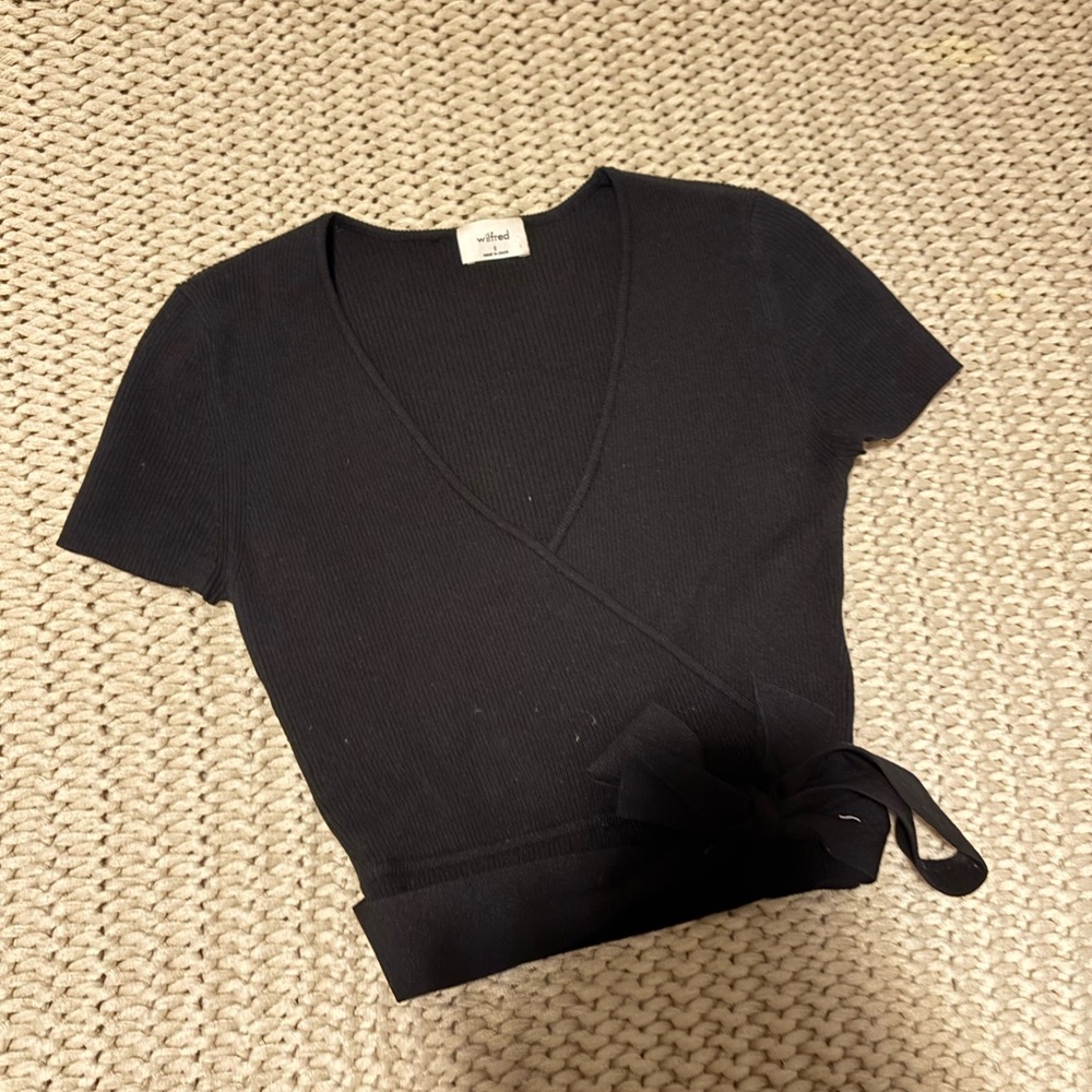 Aritzia Wilfred V neck wrap top